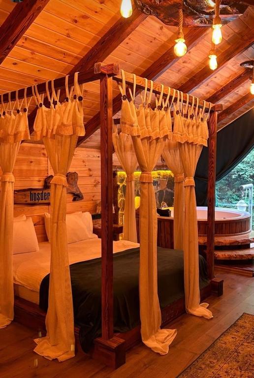 Postel nebo postele na pokoji v ubytování Hoşdere Bungalov