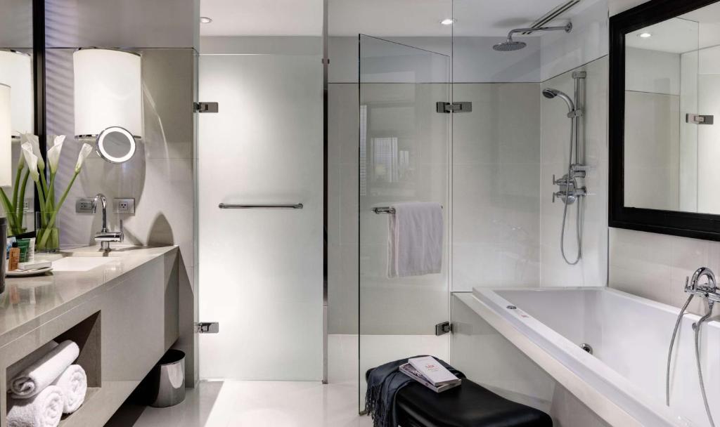 Millennium Hilton Bangkok - 12