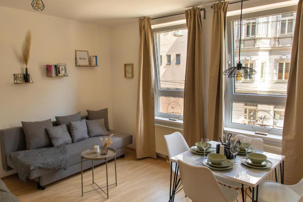 ein Wohnzimmer mit einem Sofa und einem Tisch in der Unterkunft Modern - Neu - Gemütlich - Self Checkin - zentral - Straßenbahn 38 zum Ring in Wien