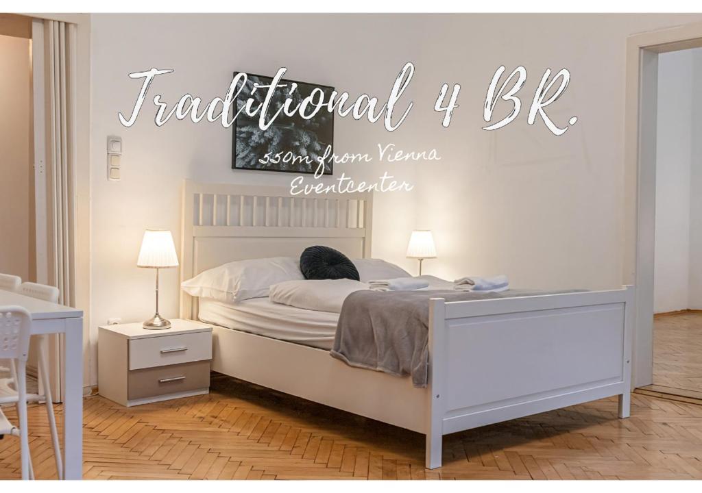 1 dormitorio con 1 cama con un cartel en la pared en Deluxe 3BR Apt. Wiener Stadthalle - Suitable for Longstays, en Viena