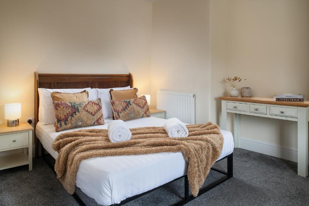 a bedroom with a large bed with towels on it at Central Llanrwst apartment ~ Perfect for walkers and MTB riders in Llanrwst