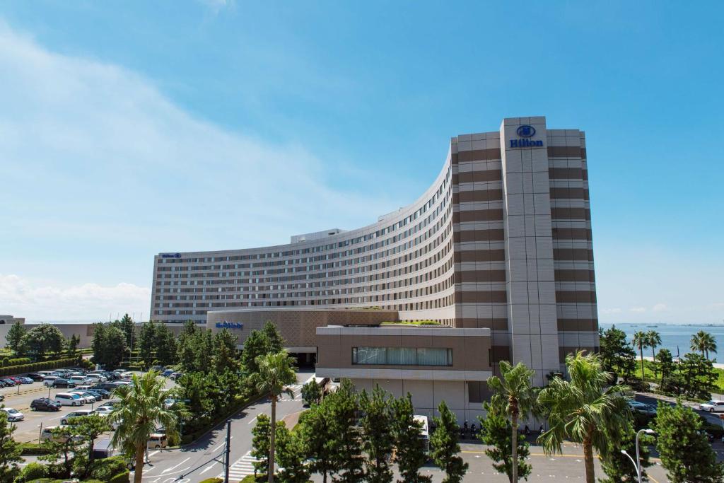 浦安的住宿－東京灣希爾頓酒店，一座大型建筑,前面设有停车场