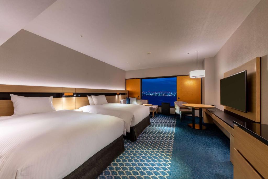 Postel nebo postele na pokoji v ubytování Hilton Tokyo Bay