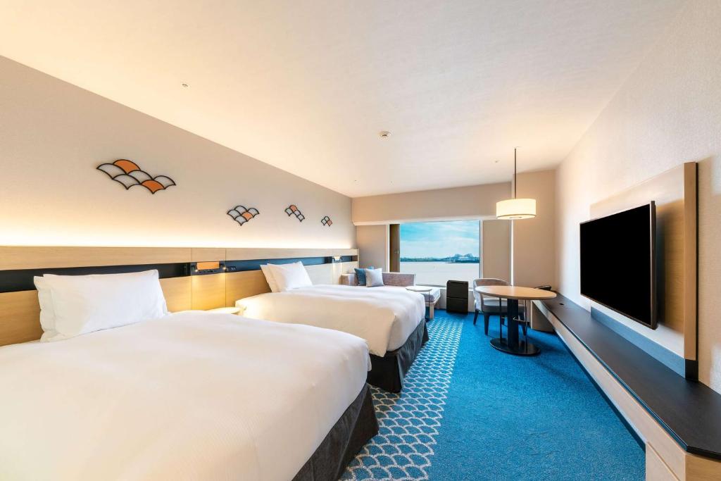 TV a/nebo společenská místnost v ubytování Hilton Tokyo Bay