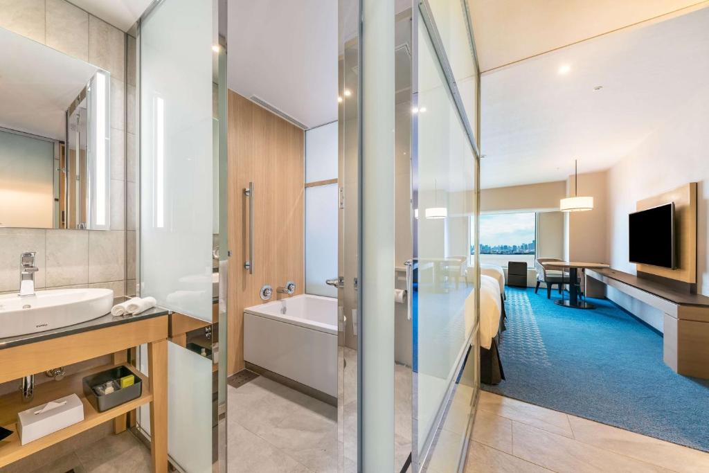 TV a/nebo společenská místnost v ubytování Hilton Tokyo Bay