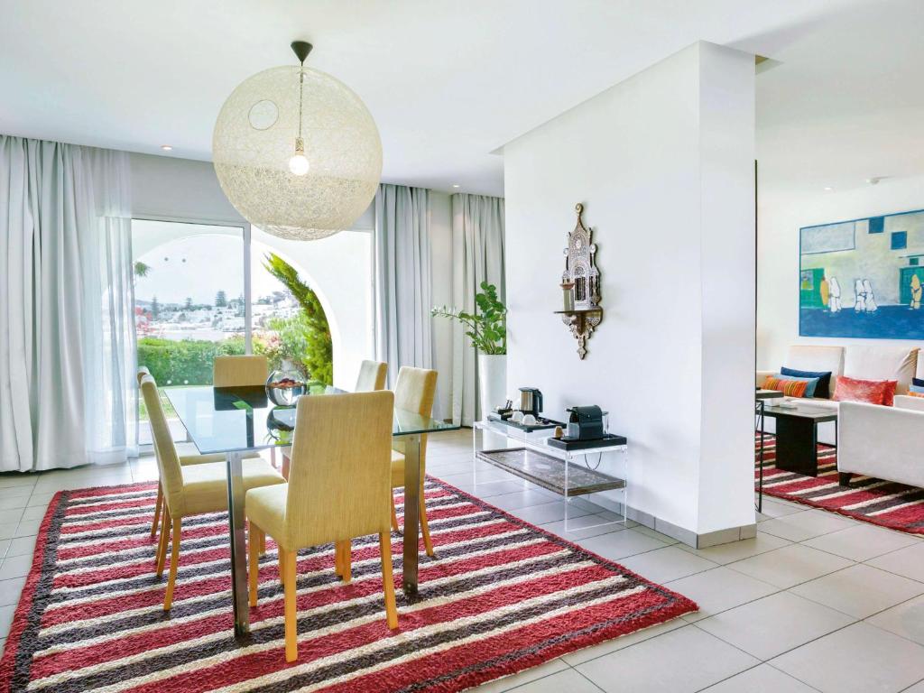 Posezení v ubytování Mövenpick Hotel Gammarth Tunis