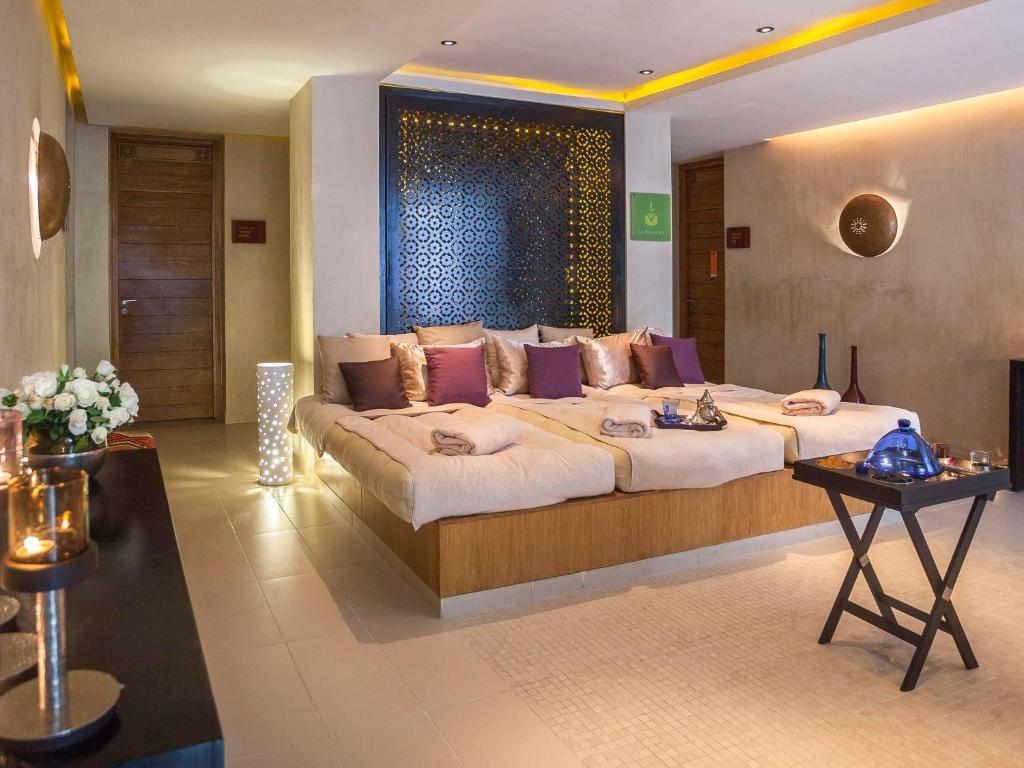 Postel nebo postele na pokoji v ubytování Mövenpick Hotel Gammarth Tunis