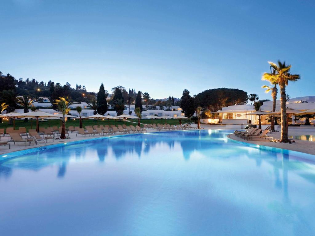 Bazén v ubytování Mövenpick Hotel Gammarth Tunis nebo v jeho okolí