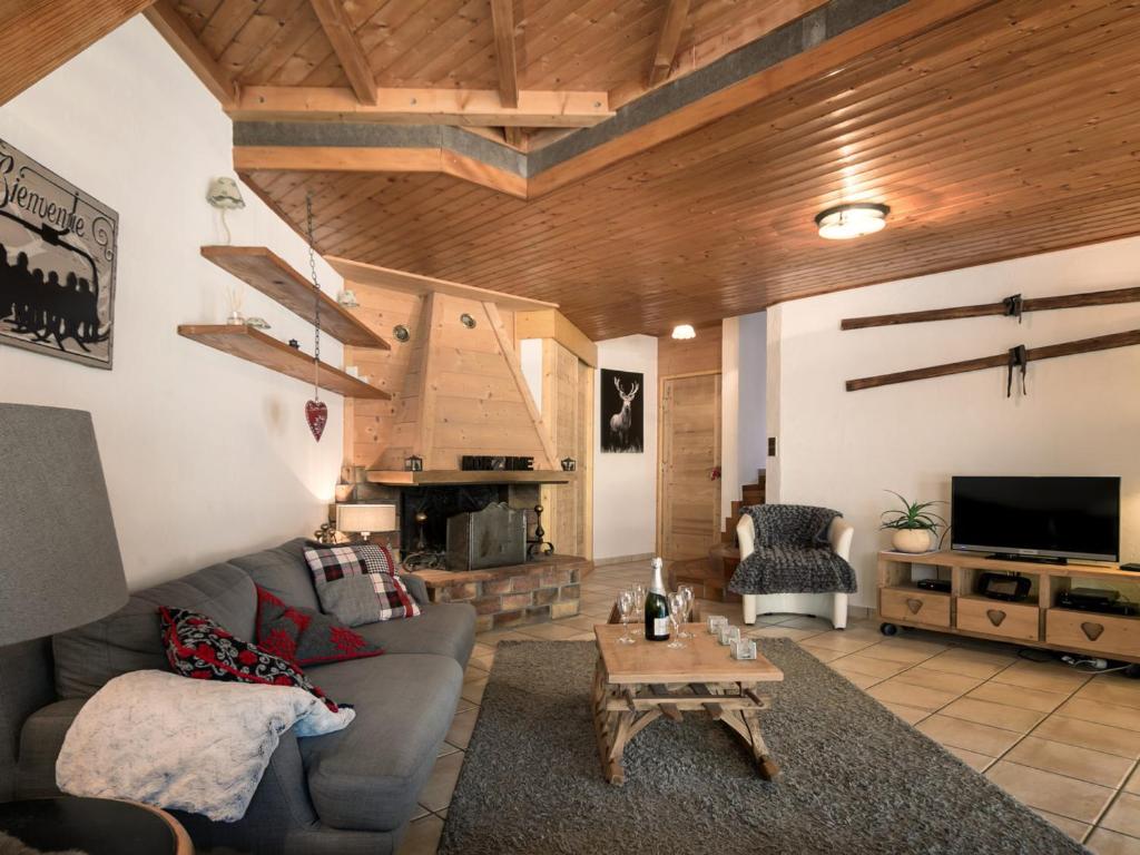 a living room with a couch and a table at Appartement Morzine, 4 pièces, 6 personnes - FR-1-627-31 in Morzine