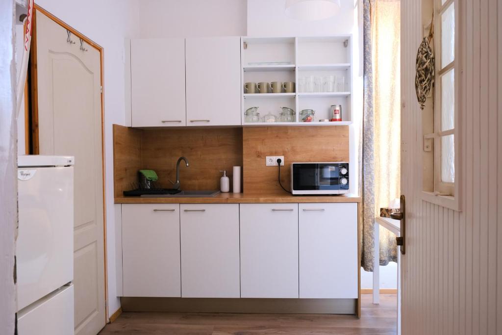 Kuchyň nebo kuchyňský kout v ubytování Várfal-Lak apartman