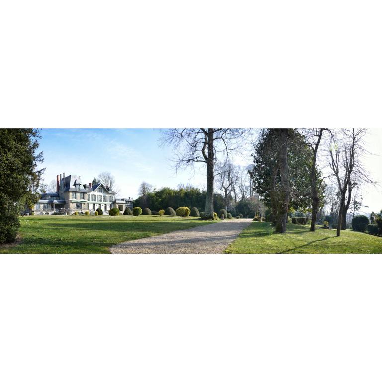 a picture of a house and a driveway at Hôtel Villa Navarre in Pau