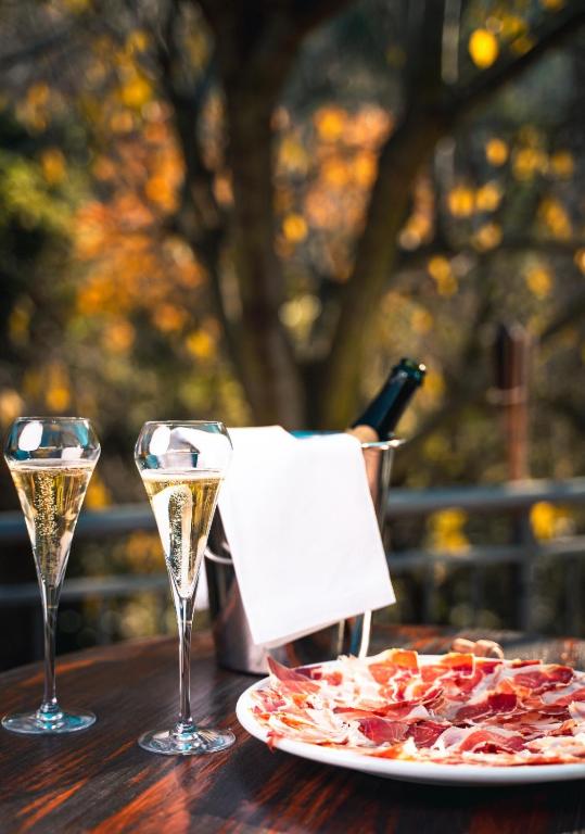 a table with two glasses of champagne and a pizza at Moli l&#39;Abad in Puebla de Benifasar