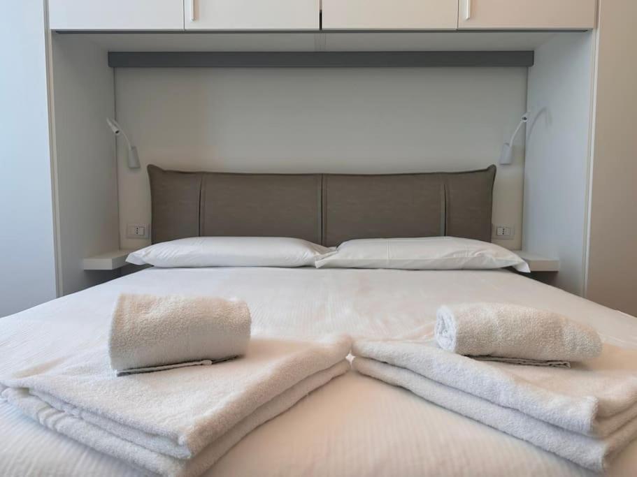 ein großes weißes Bett mit zwei Handtüchern darauf in der Unterkunft Spazio Stoppani - Liberty 6 in Mailand