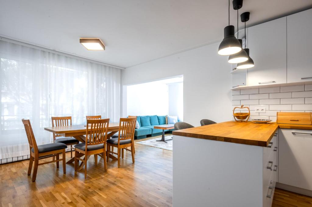 een keuken en eetkamer met een tafel en stoelen bij Contemporary Comfort: 1BD Flat in Lozenetz, Sofia in Sofia