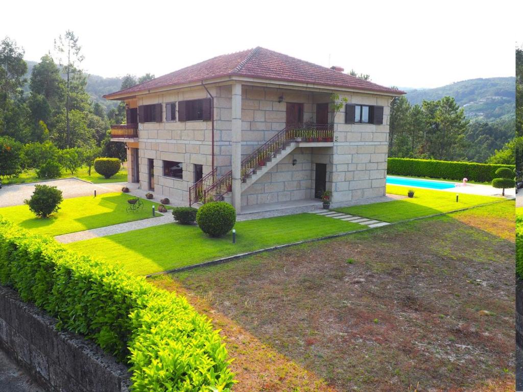 een huis met een grote tuin met een zwembad bij Casa Travessa do Monte by LovelyStay in Celorico de Basto