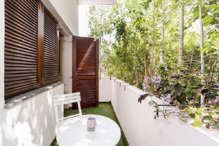 uma cadeira branca sentada ao lado de uma varanda em Beautiful 2Bd w/ Private Balcony by Sea N' Rent em Tel Aviv