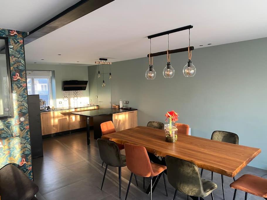 une cuisine et une salle à manger avec une table et des chaises en bois dans l'établissement Maison Saint-Malo à 1 minute à pied de la plage, à Saint-Malo
