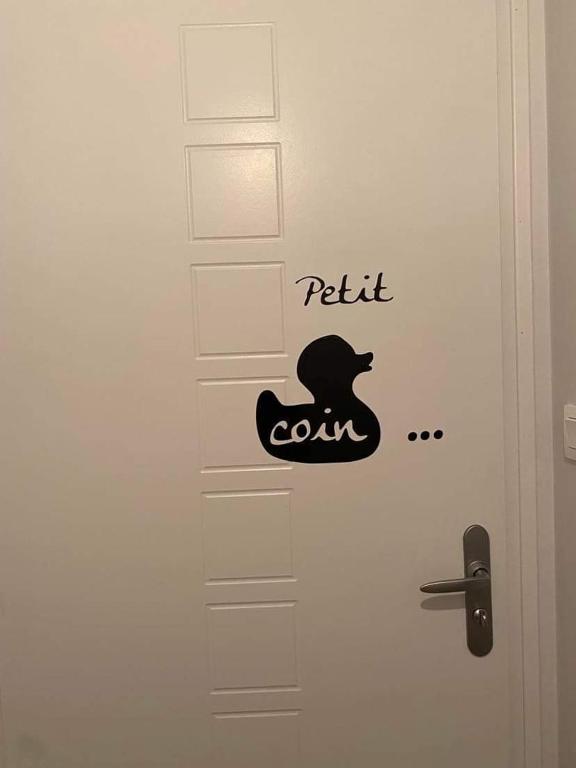 a door with a rat sign on it at Chambre les Hortensias in Challans