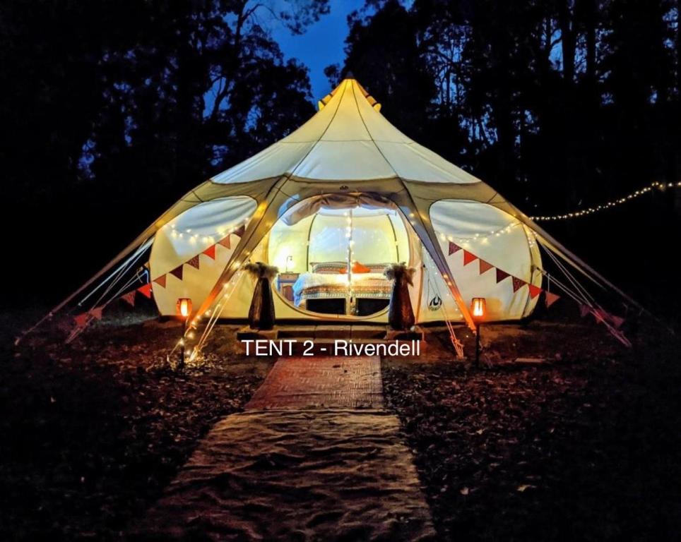 uma grande tenda é iluminada à noite em Eversprings Glamping em Mount Helena