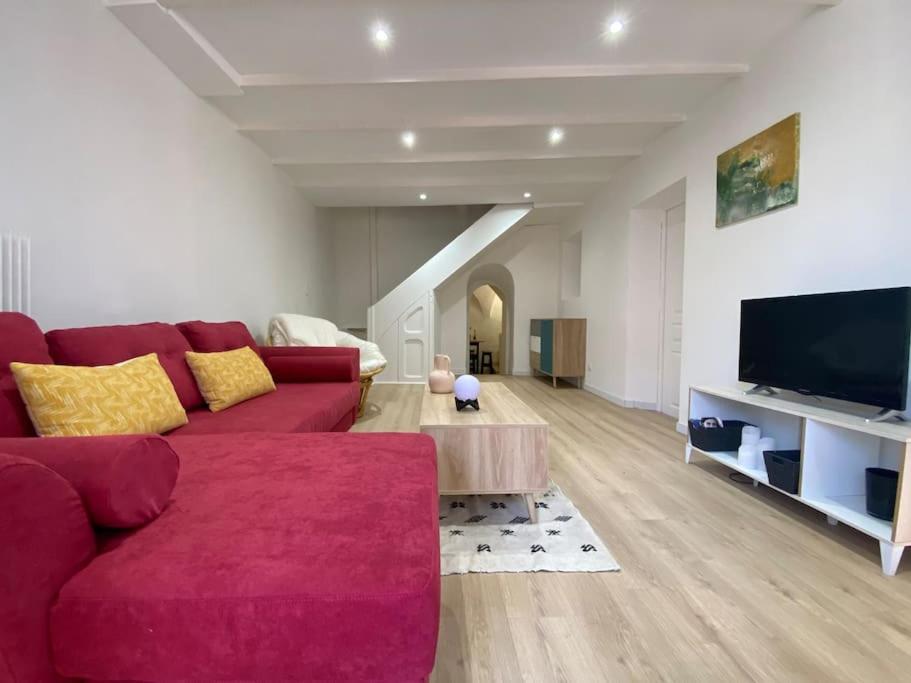 OrcetMaison - 4 Chambres - 10 couchages - 2sdb的客厅里有一张红色沙发和一台电视