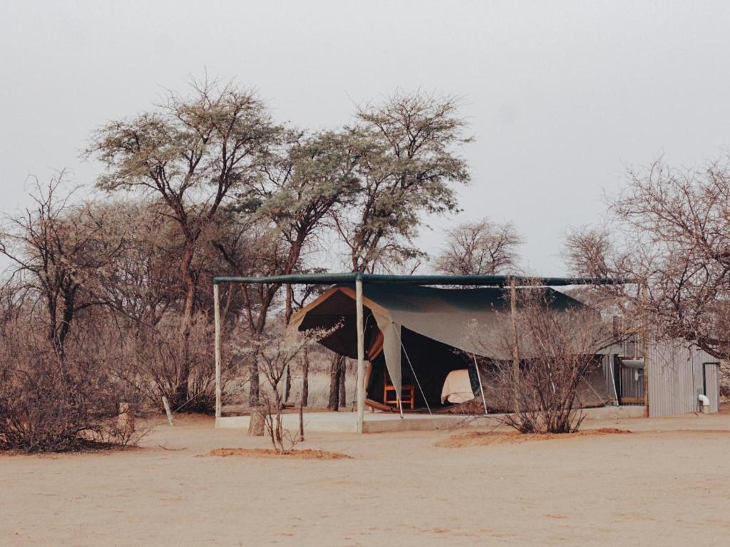 ein Gebäude mit seitlicher Abdeckung in der Unterkunft Uakii Wilderness Bush Camp in Gobabis