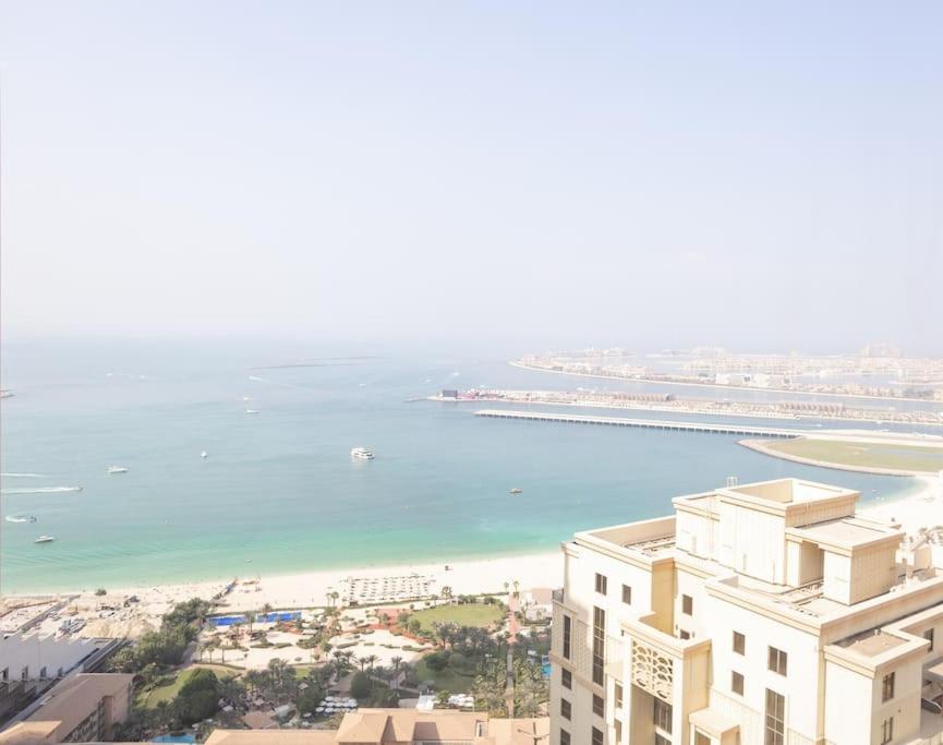 een uitzicht op het strand vanuit een gebouw bij MURJAN JBR Apartments by HAPPY SEASON in Dubai