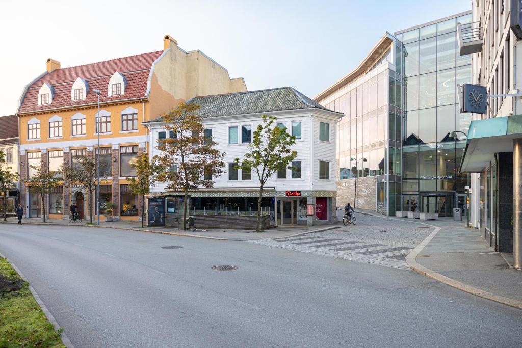 een lege straat in een stad met gebouwen bij Frogner House - Fiskepiren in Stavanger