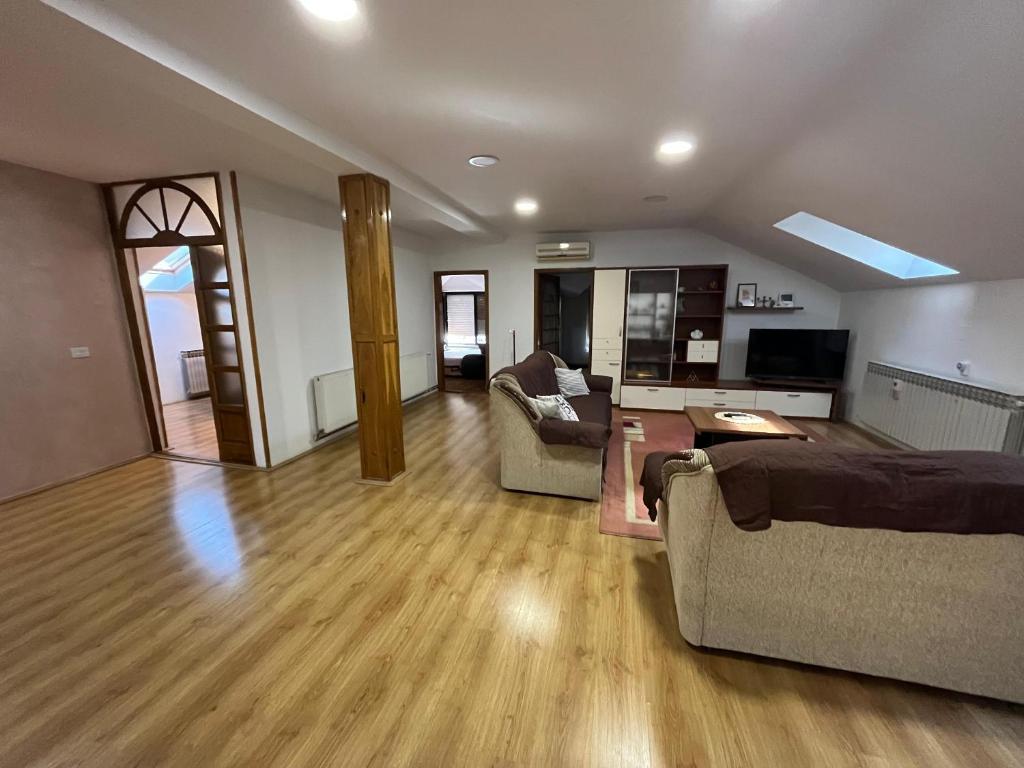 a large living room with a couch and a table at Apartman D&D in Vukovar