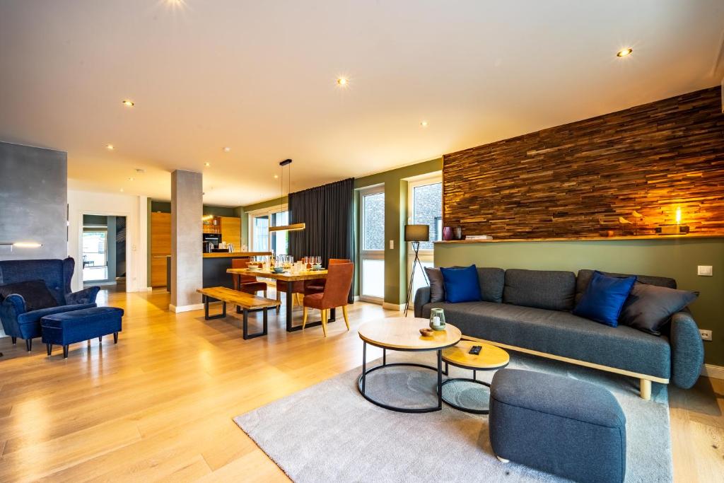 een woonkamer met een bank en een tafel bij LUXX APARTMENTS I Luxx Central I Design I Komfort in Bad Zwischenahn