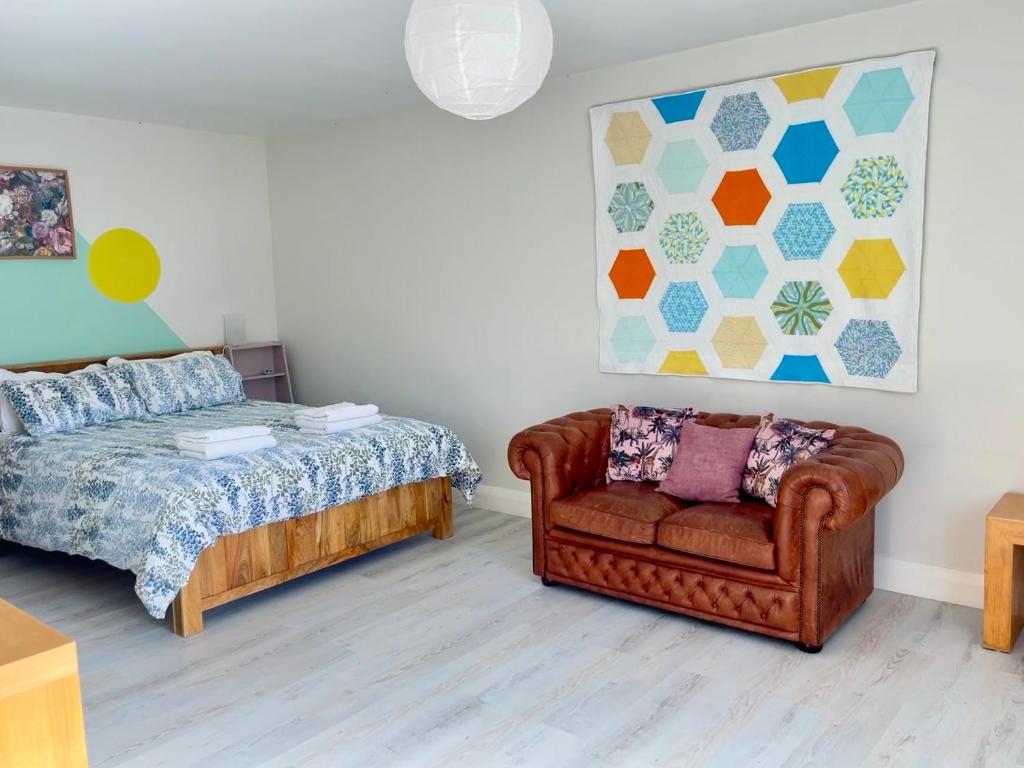 Voodi või voodid majutusasutuse Harbour view retreat Cró na mbó toas