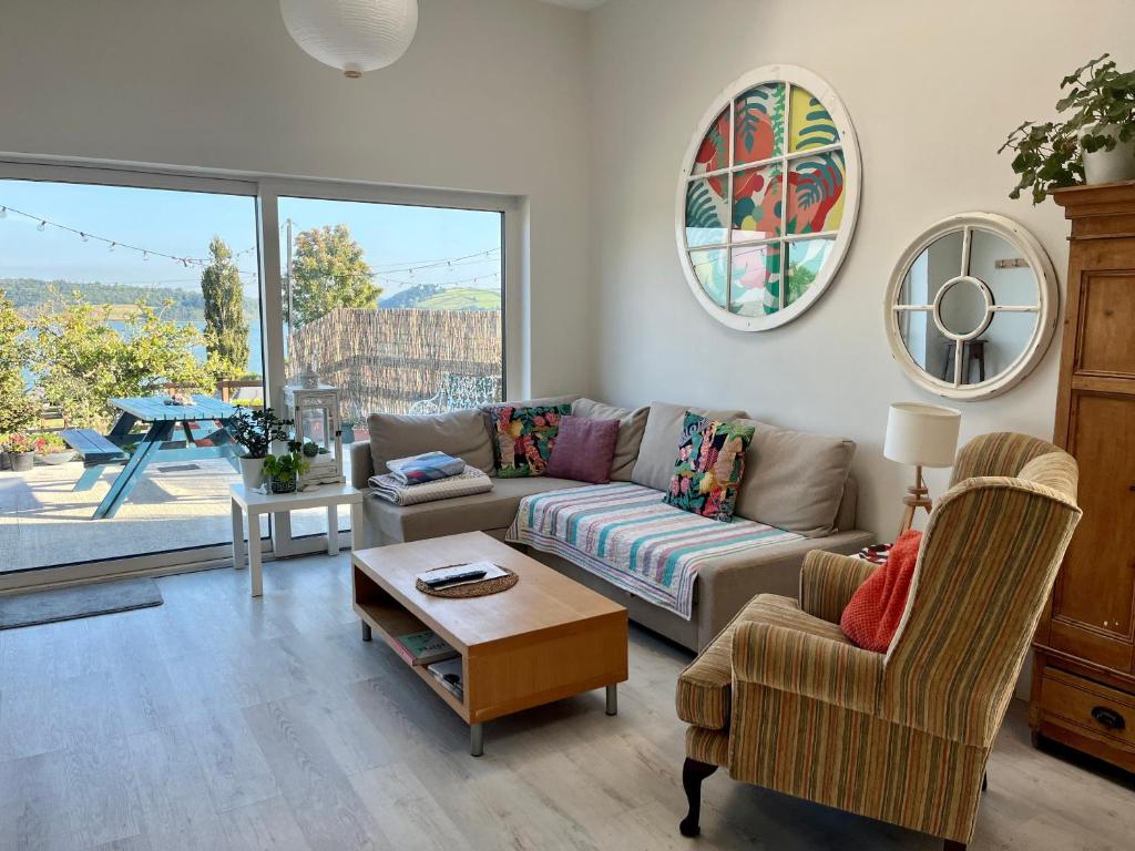 Istumisnurk majutusasutuses Harbour view retreat Cró na mbó