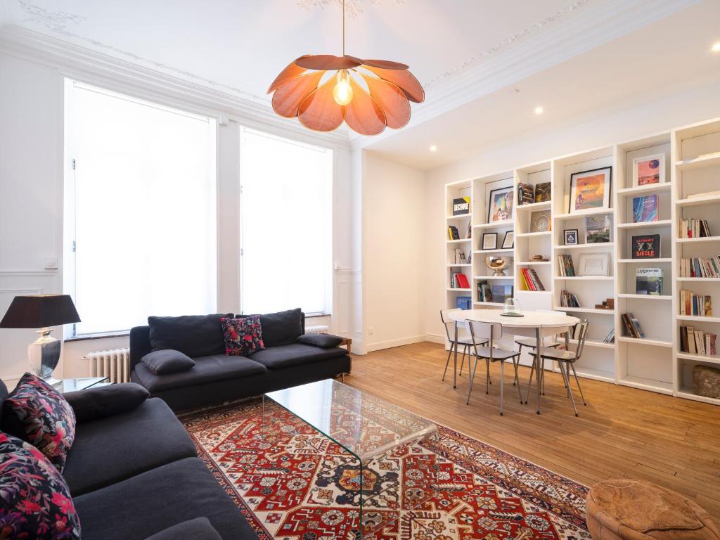 un salon avec un canapé et une table dans l'établissement Le chic de Patton avec jardin privatif !, à Nancy