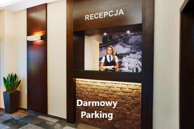 una señal para un restaurante con una mujer en la pared en Hotelik B&B Pod Dębami en Radwanice