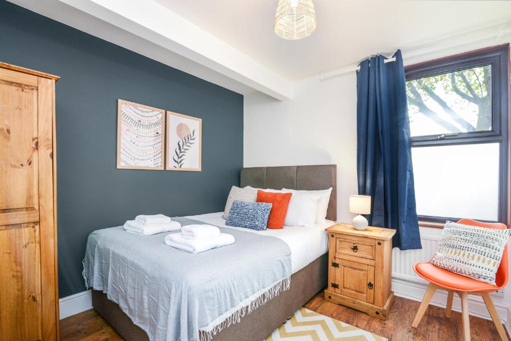 מיטה או מיטות בחדר ב-Forester House - Spacious 4 Bedroom in Derby, City Centre