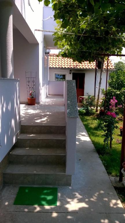 Aed väljaspool majutusasutust Apartment Saric