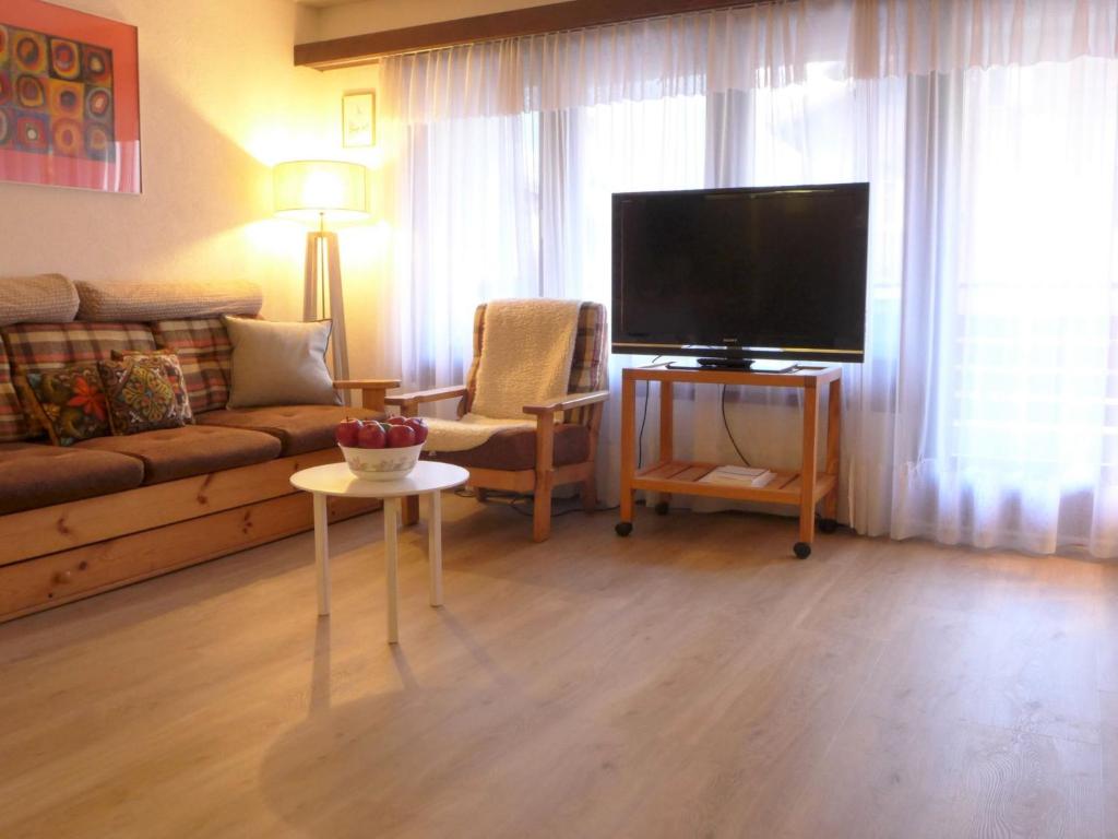 TV a/nebo společenská místnost v ubytování Apartment Pasadena-2 by Interhome