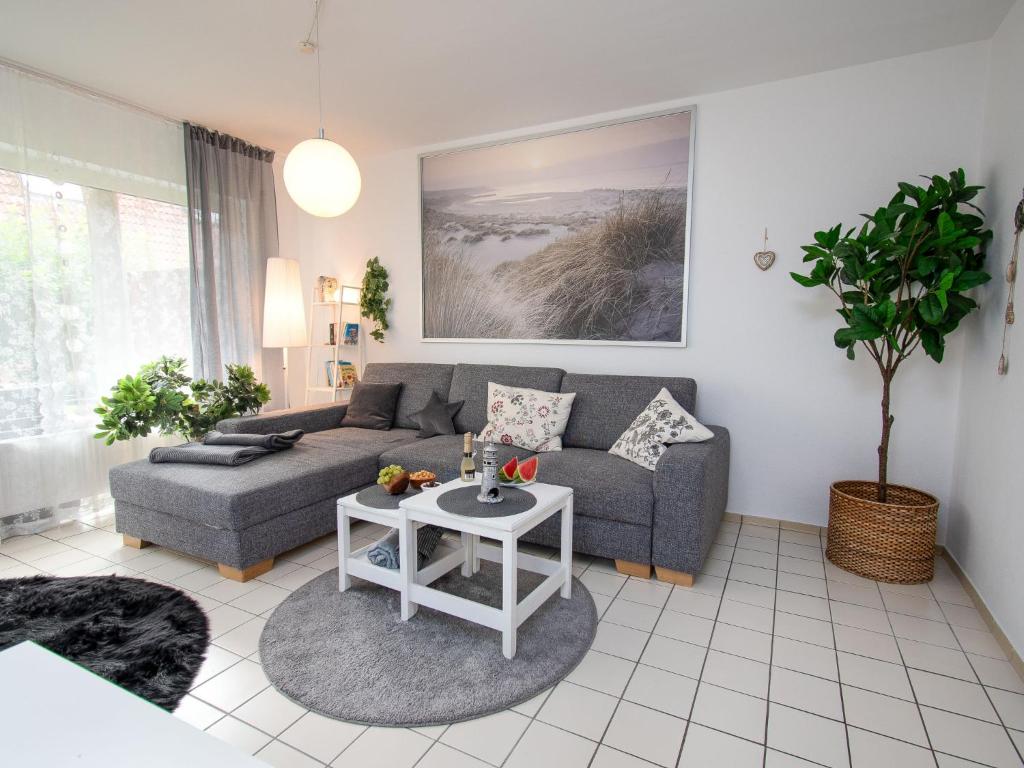 Apartment Muschelweg-2 by Interhome في نورديش: غرفة معيشة مع أريكة وطاولة
