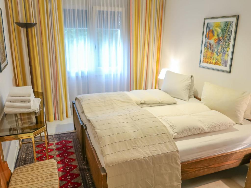 Postel nebo postele na pokoji v ubytování Apartment Tavaun A11 by Interhome