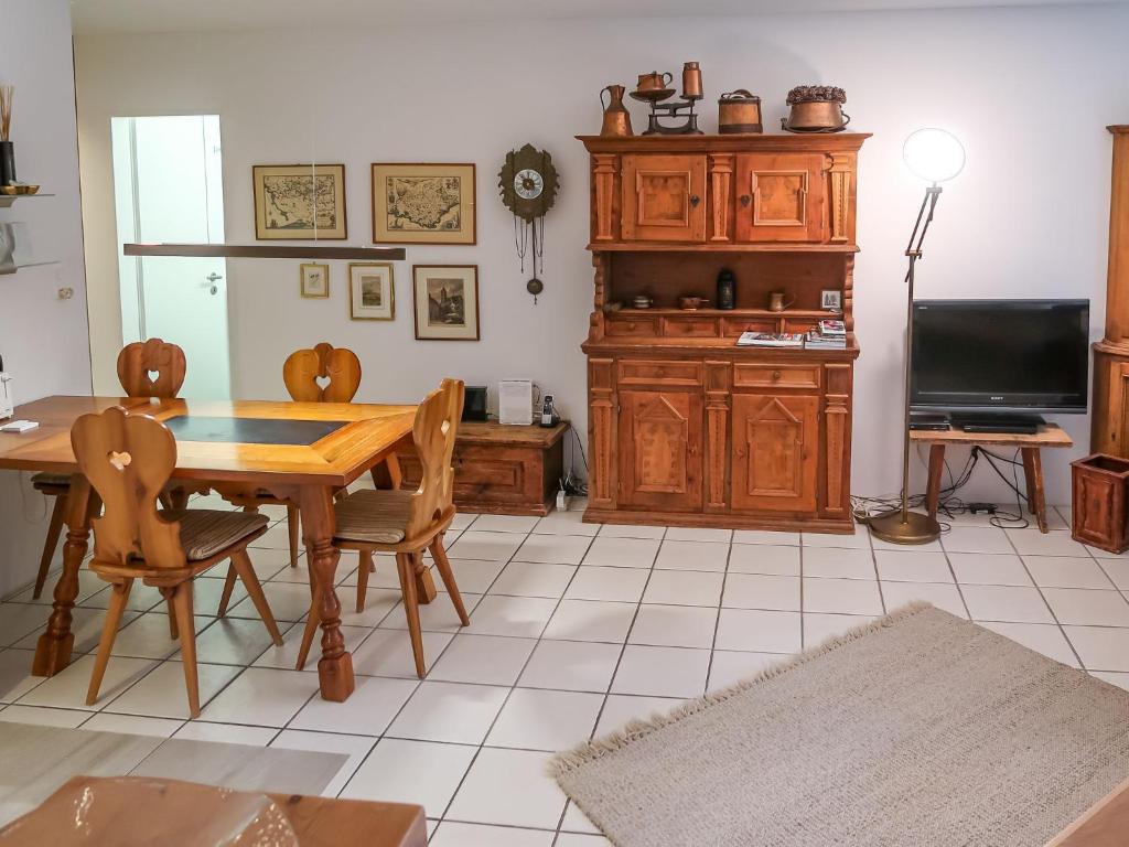 TV a/nebo společenská místnost v ubytování Apartment Tavaun A11 by Interhome
