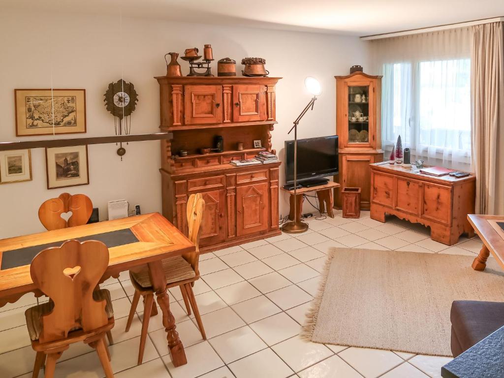 TV a/nebo společenská místnost v ubytování Apartment Tavaun A11 by Interhome