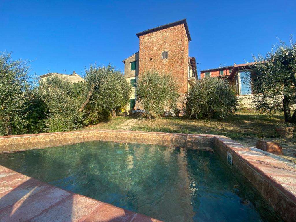 uma piscina em frente a uma casa em Holiday Home Torre di Meo by Interhome em Castelnuovo D'elsa