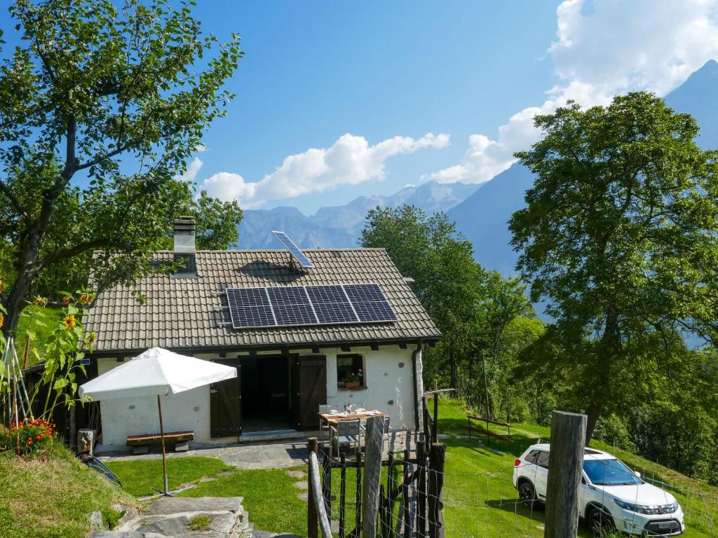 una casa con paneles solares en el techo en Holiday Home Rustico Girasole by Interhome en Leontica