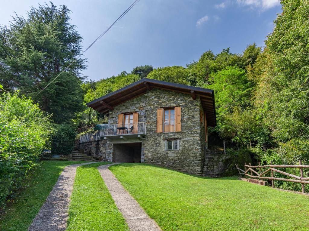 Pianello Del LarioにあるHoliday Home Bragna by Interhomeの芝生のバルコニー付きの石造りの家