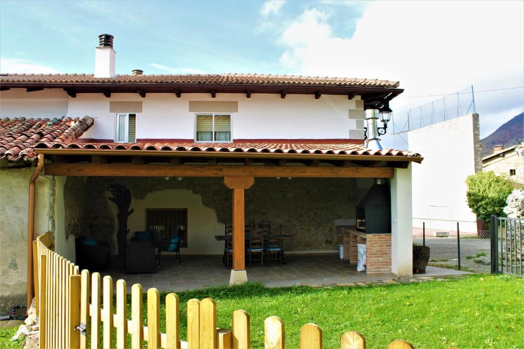 una casa con una valla de madera en un patio en Casa Rural-Casa Murgui, 