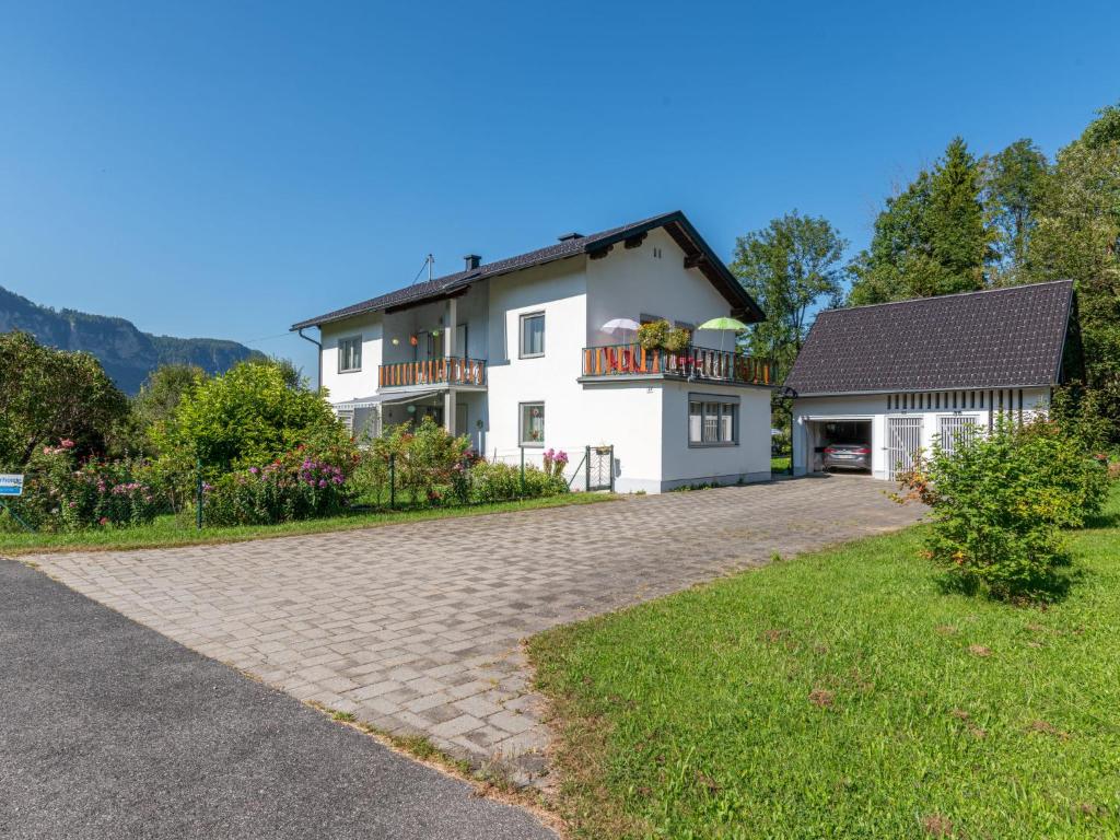 ein großes weißes Haus mit einer Ziegelsteinfahrt in der Unterkunft Apartment Pacher by Interhome in Gallizien