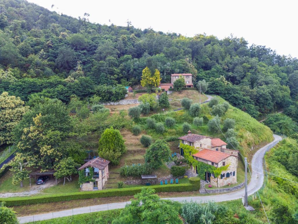 uma vista aérea de uma casa numa colina em Holiday Home Podere Piastriccio by Interhome em Medicina