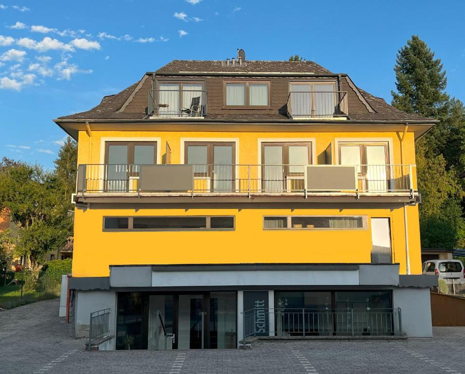 ein gelbes Gebäude mit Balkon darüber in der Unterkunft Wohnen bei FrauSchmitt in Bad König