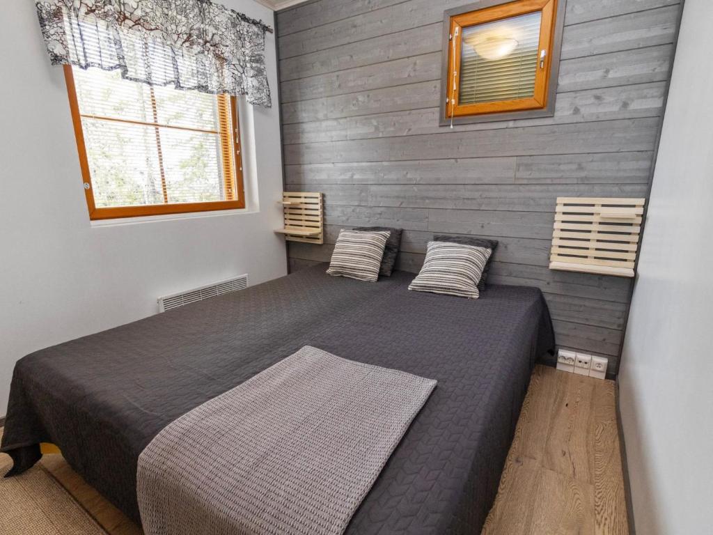 Кровать или кровати в номере Holiday Home Karhunvartijan linna a4 by Interhome