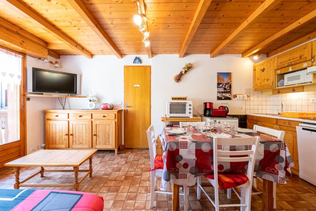 - une cuisine avec une table et des chaises dans la chambre dans l'établissement Le Névé, à Crest-Voland