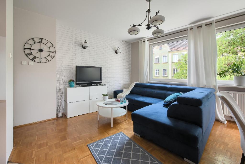 Televízia a/alebo spoločenská miestnosť v ubytovaní Apartament Dolina Poznań